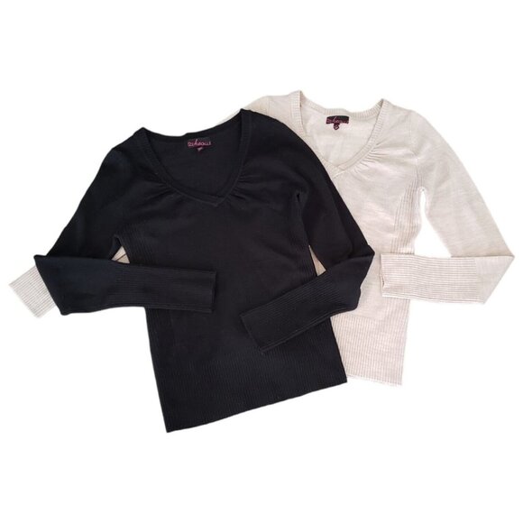 🪻BOGO🪻 TAKEOUT Lot of 2 Juniors Sweaters - Size Medium (1 is NWOT) - Picture 1 of 10